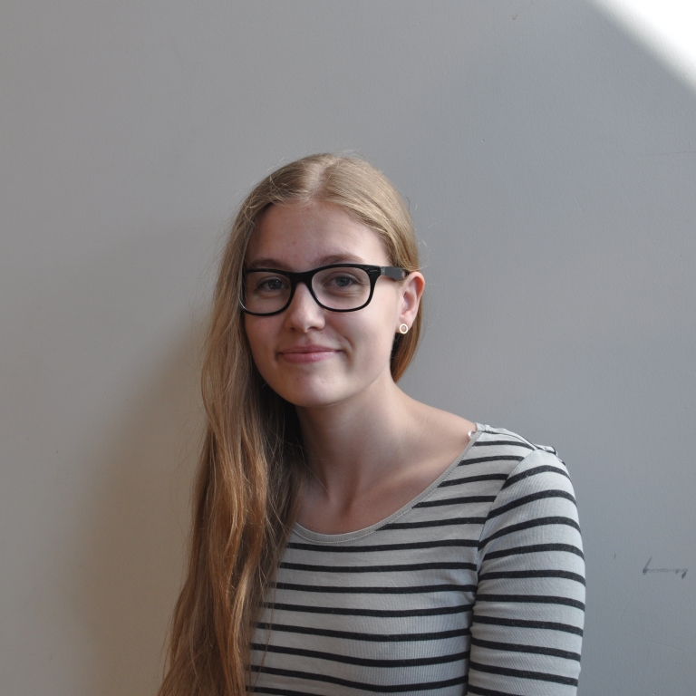Anna Opstrup fra 3.b i finalen i 'unge forskere'.