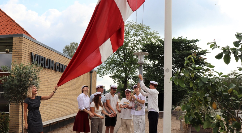 Dagens – og ugens- første studenter og flaghejsning