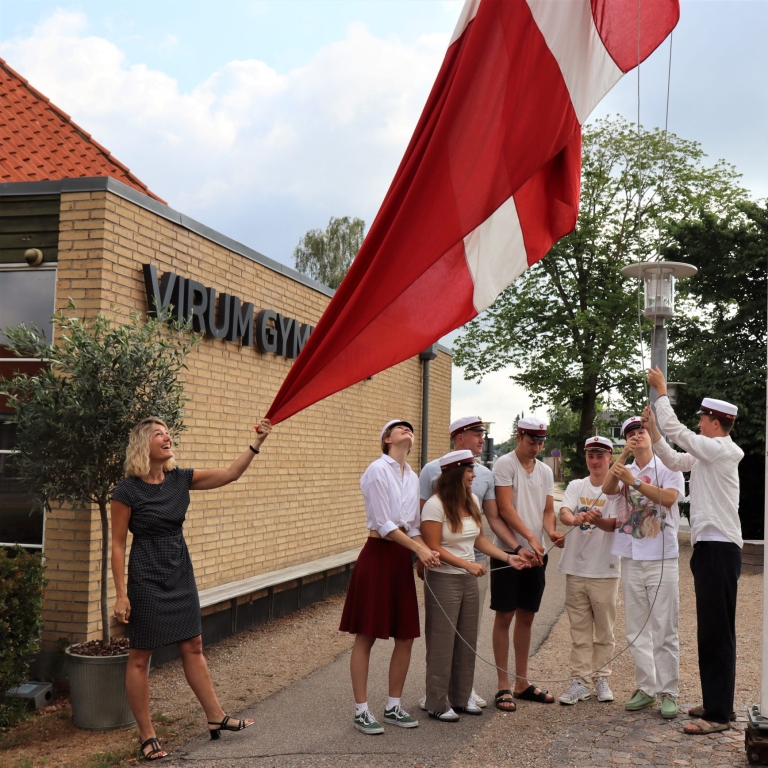 Dagens - og ugens- første studenter og flaghejsning